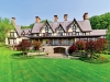 This picturesque estate comes with large terrace, perfect for taking in the breathtaking view