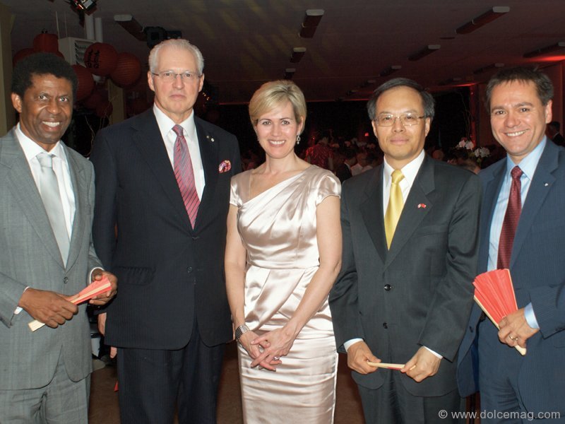 Dany Laferrière, writer/co-chairmen of the event; André Desmarais and Michèle Dionne, Lan Lijun, ambassador of the People’s Republic of China in Canada and Michel Leveille, general manager of the Red Cross in Quebec