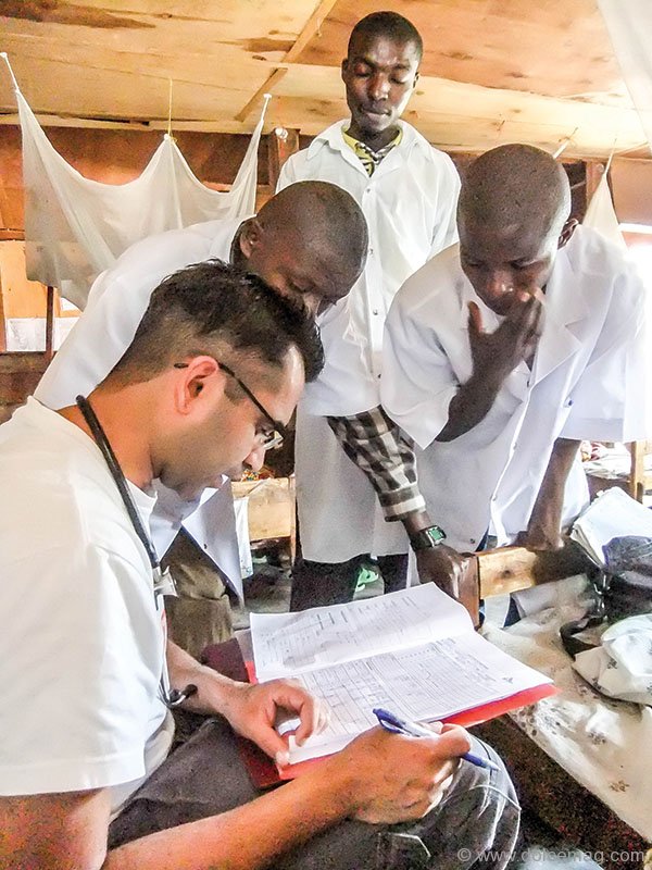 congolese msf staff and dr raghu venugopal check on patients in the democratic republic of congo