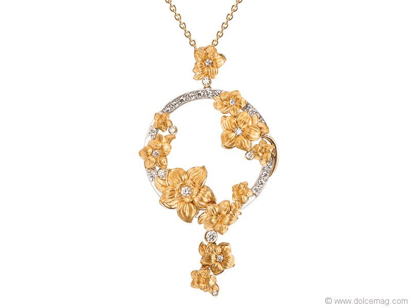 1. IT’S BOUQUET WITH ME Inspired by the floral motifs hand-embroidered on Manila shawls, the Emperatriz Bouquet Maxi Pendant sparkles with a mix of 18-karat gold and diamonds, creating a delicate yet strong take on the classic floral theme. www.carreraycarrera.com