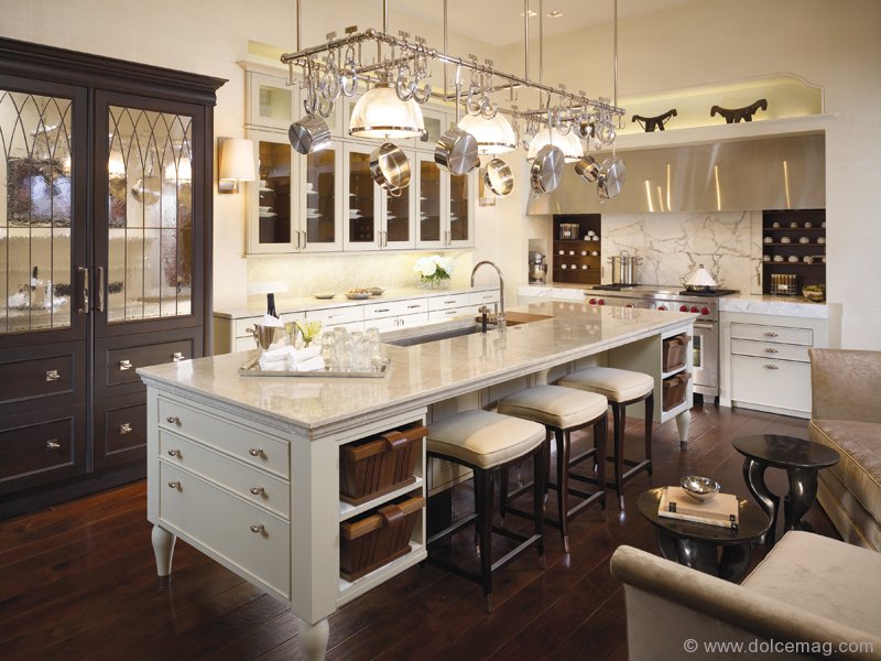 The BeauxArts Collection by de Giulio Kitchen Design incorporates a mix of classical and contemporary style, typical of architecture in the late 19th and early 20th centuries.