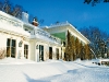 Manoir Hovey’s snow-white lakefront exterior in the midst of winter’s wonderment.